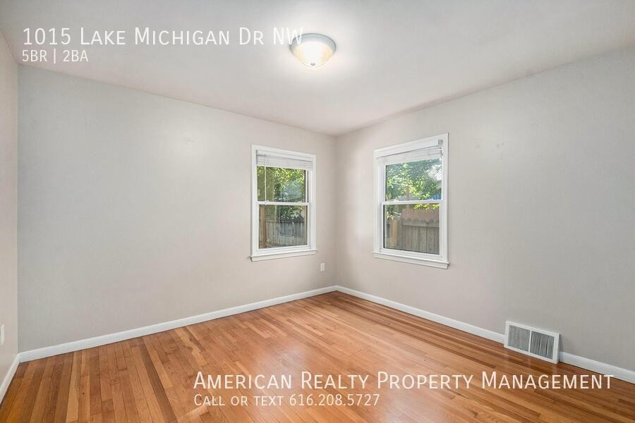 1015 Lake Michigan Dr Nw - Photo 5 of 19