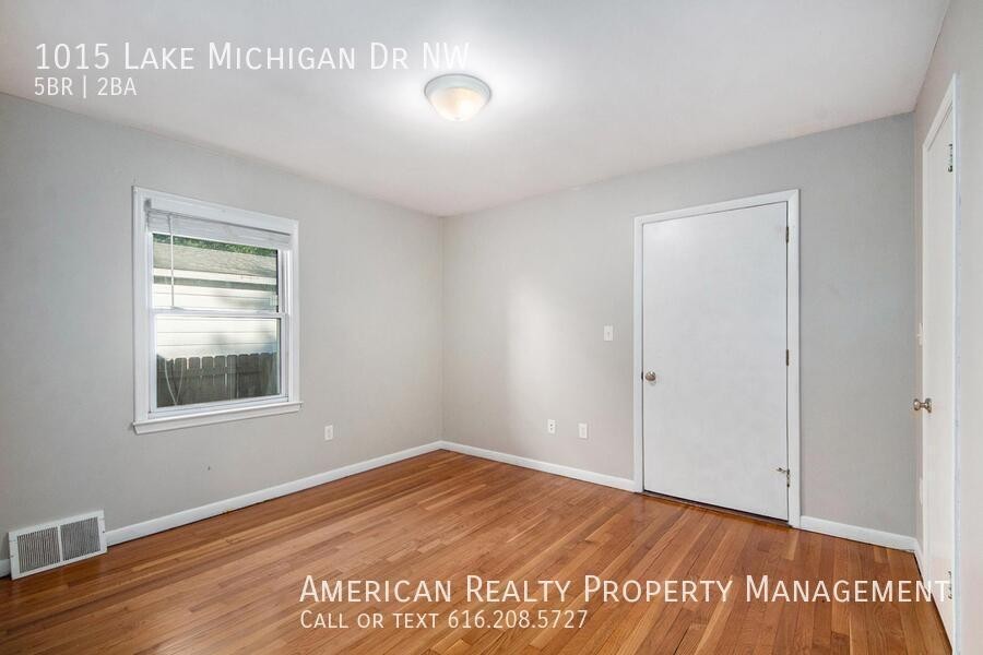 1015 Lake Michigan Dr Nw - Photo 6 of 19
