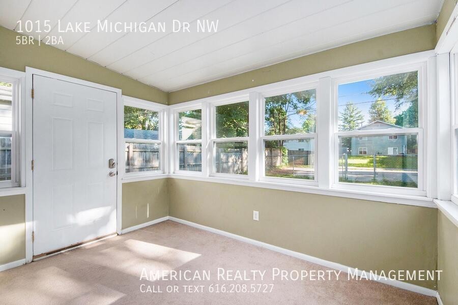 1015 Lake Michigan Dr Nw - Photo 7 of 19