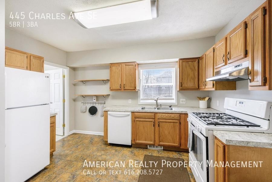 445 Charles Ave Se - Photo 4 of 21