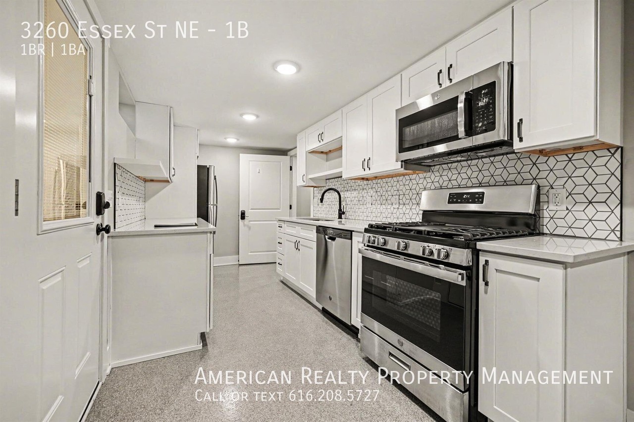 3260 Essex St Ne #1B - Photo 4 of 9