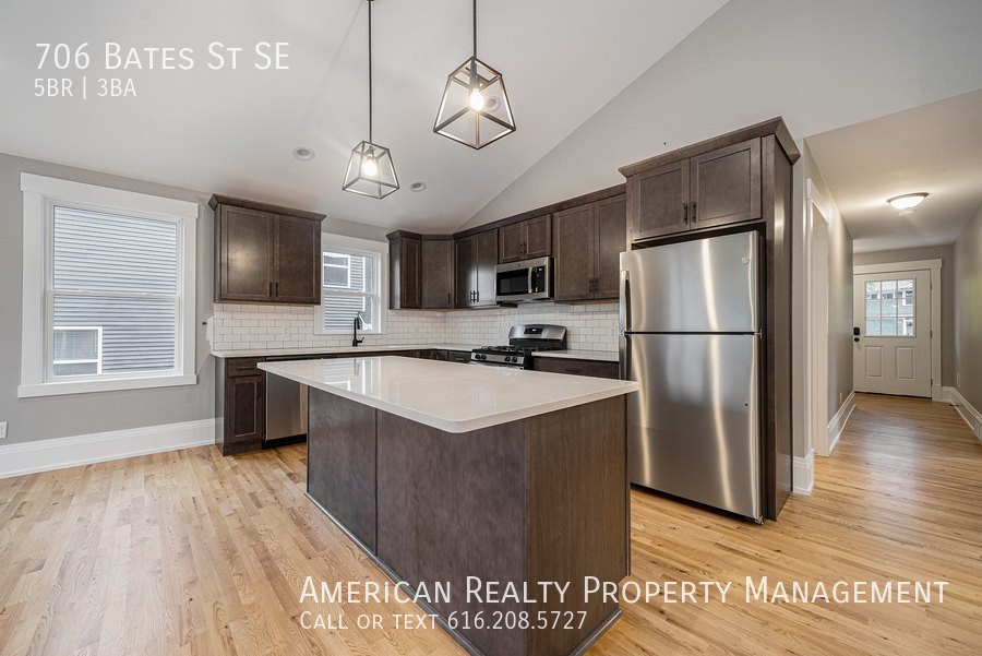 706 Bates St Se - Photo 3 of 19
