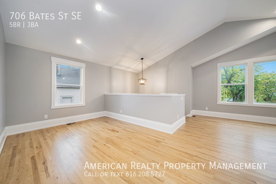 706 Bates St Se - Photo 5 of 19
