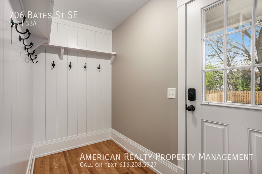 706 Bates St Se - Photo 6 of 19