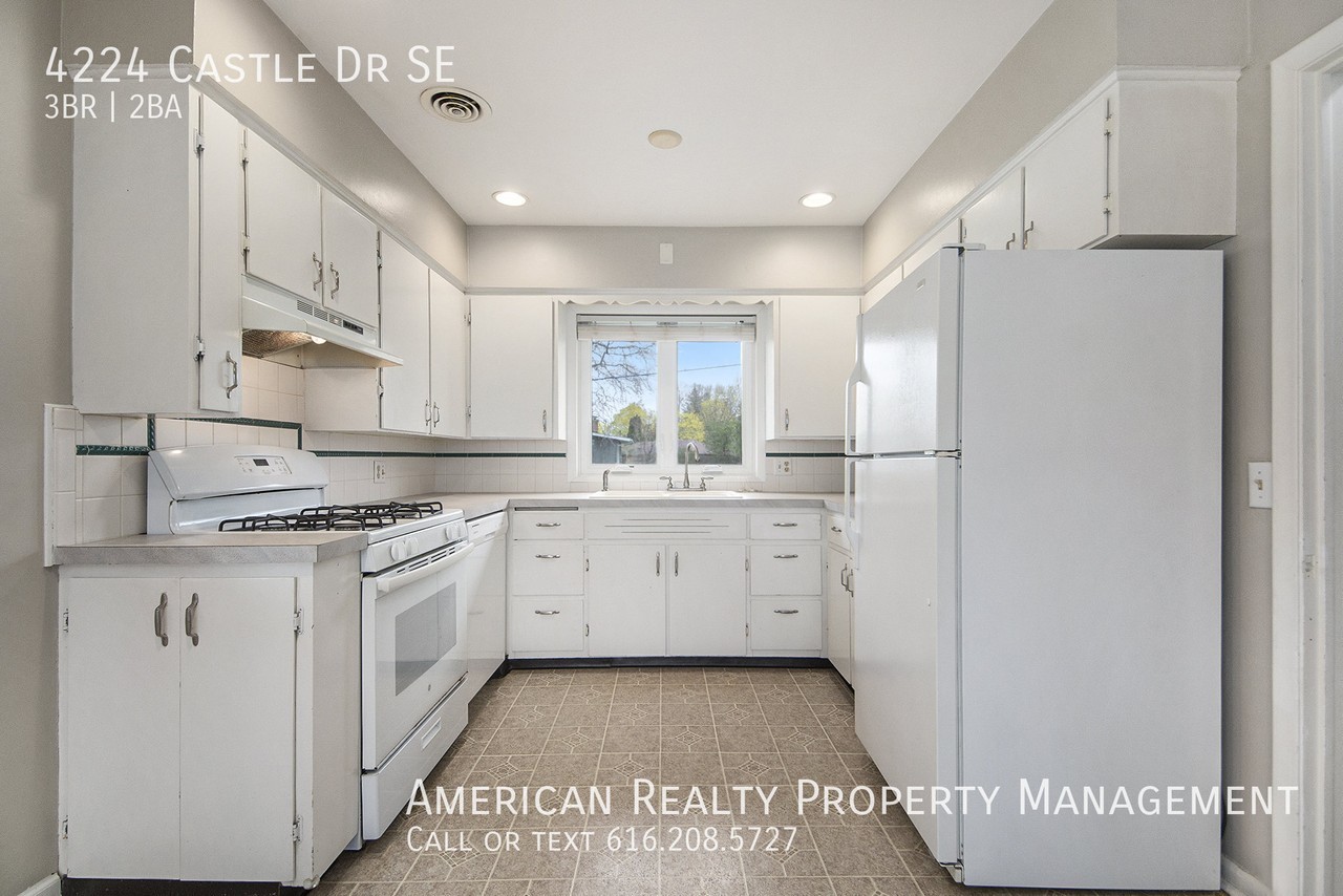 4224 Castle Dr Se - Photo 4 of 18