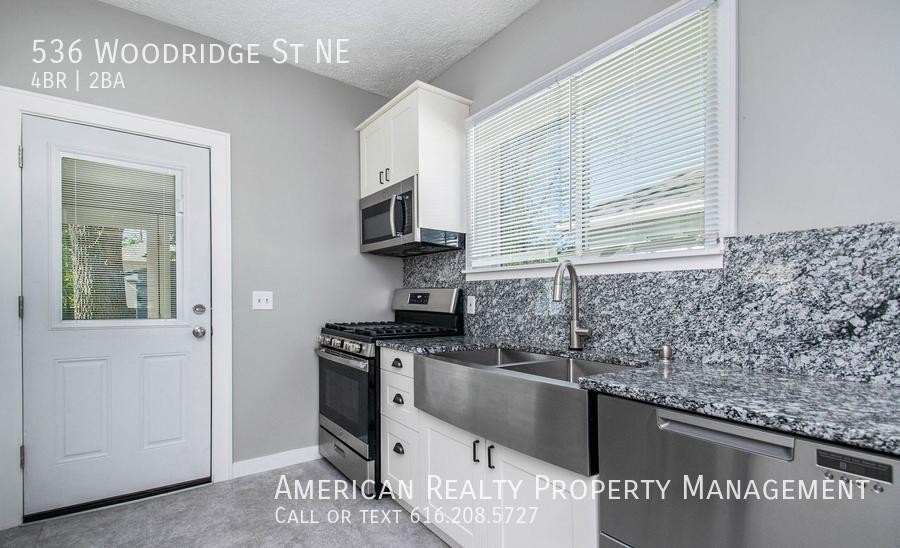 536 Woodridge St Ne - Photo 2 of 16