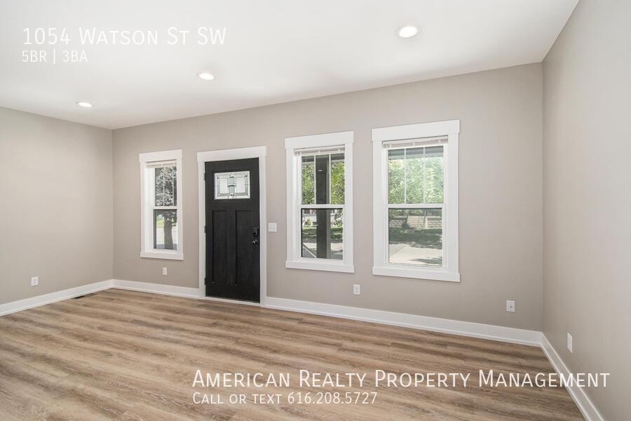 1054 Watson St Sw - Photo 2 of 23