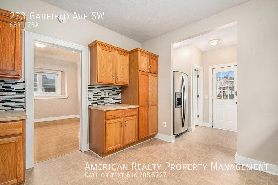 233 Garfield Ave Sw - Photo 5 of 19