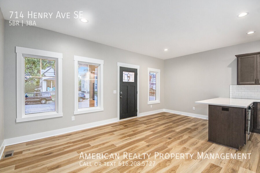 714 Henry Ave Se - Photo 2 of 19