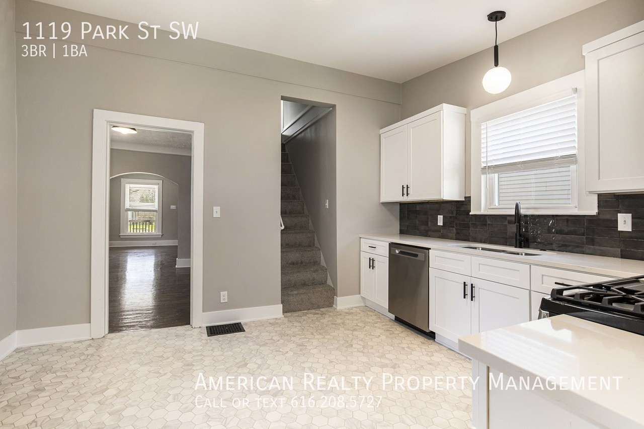 1119 Park St Sw - Photo 4 of 17