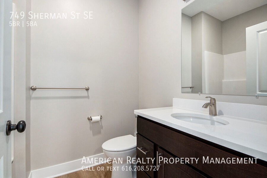 749 Sherman St Se - Photo 7 of 19