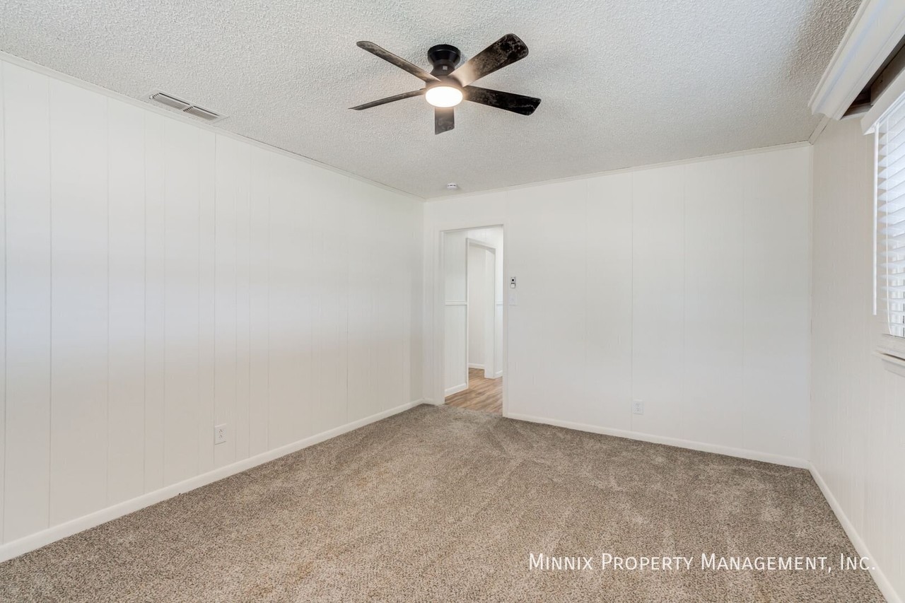 704 11th St #1 - Photo 5 of 31