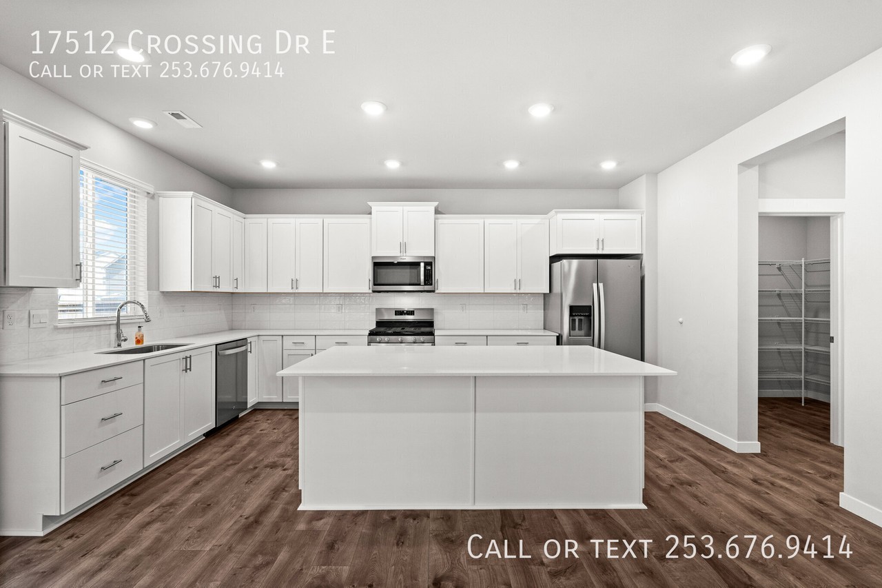 17512 Crossing Dr E - Photo 2 of 48