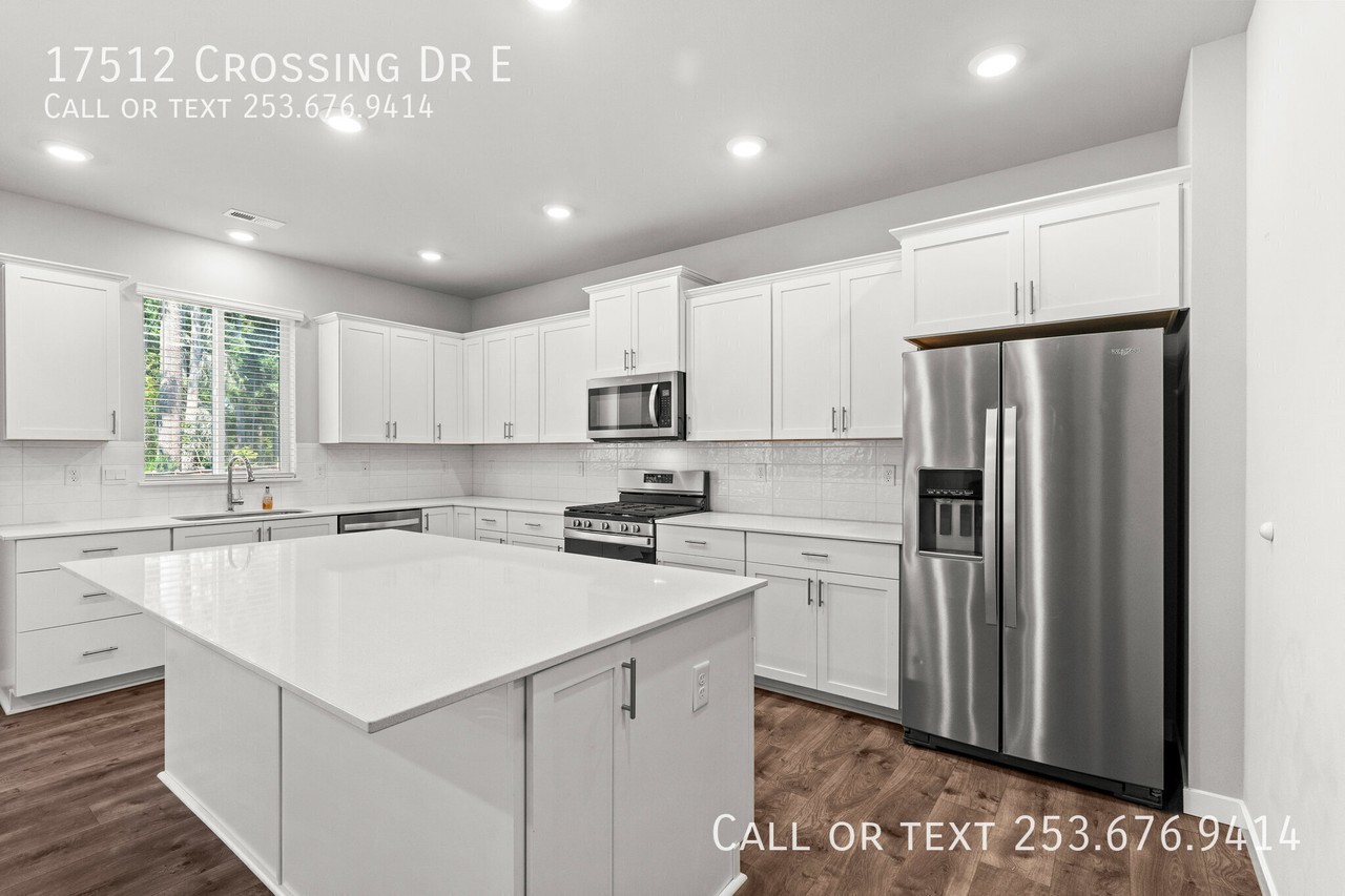 17512 Crossing Dr E - Photo 3 of 48