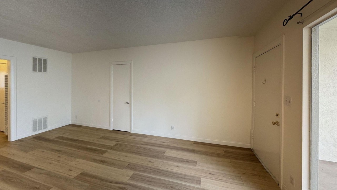 2621 Centinela Ave #14 - Photo 4 of 11