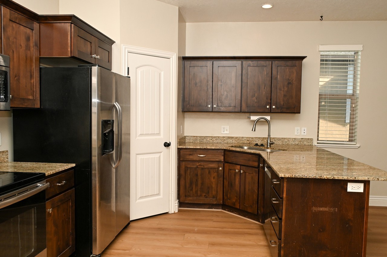 123 E 690 S - Photo 3 of 29