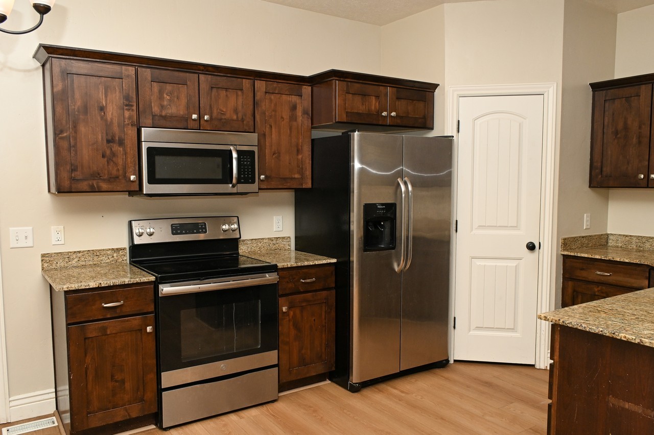 123 E 690 S - Photo 4 of 29