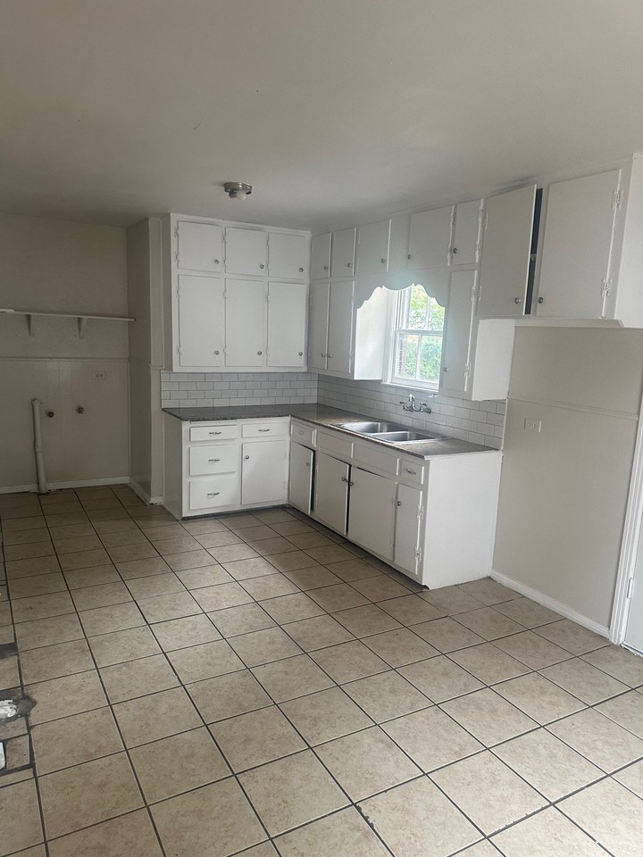 3129 Summer Ave - Photo 4 of 9