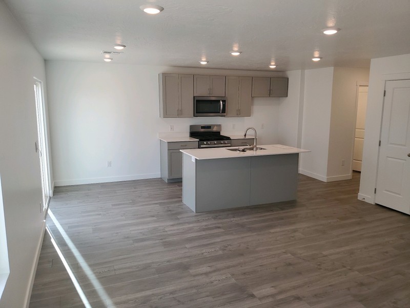 395 Wn - Photo 2 of 10