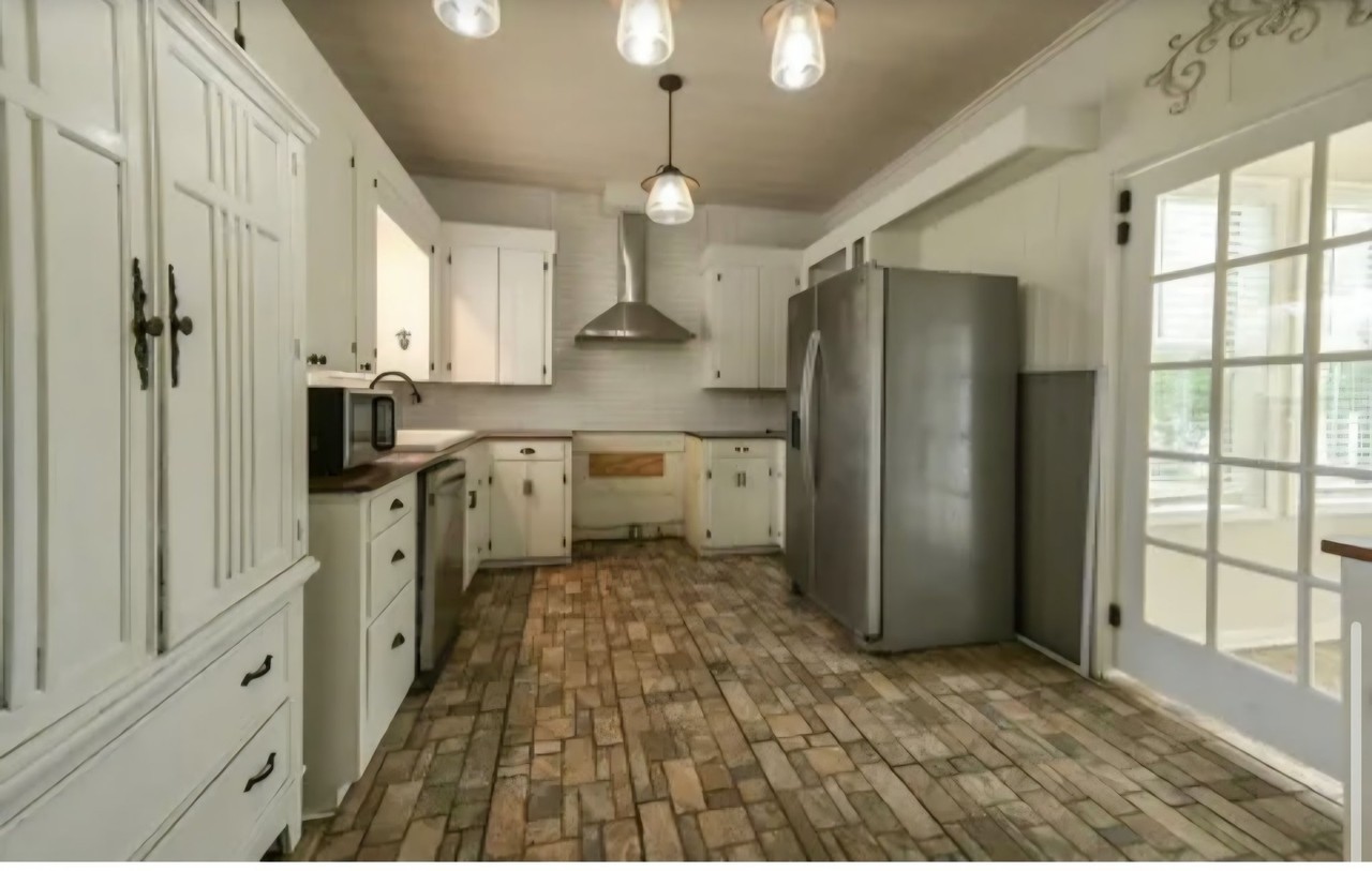 210 N Royal St - Photo 4 of 13