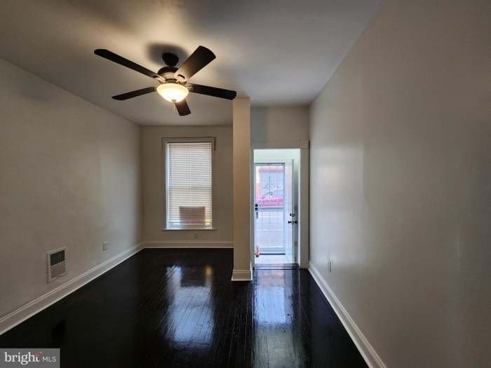 409 S Mount St - Photo 2 of 14