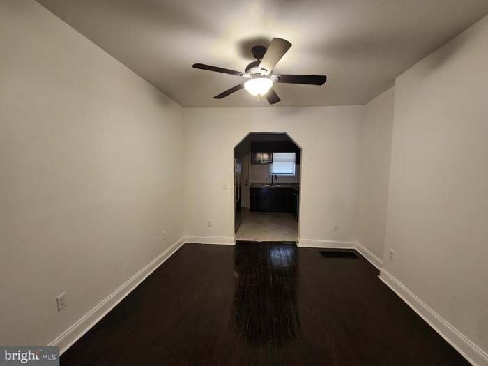409 S Mount St - Photo 4 of 14