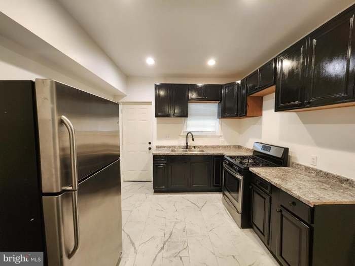 409 S Mount St - Photo 5 of 14