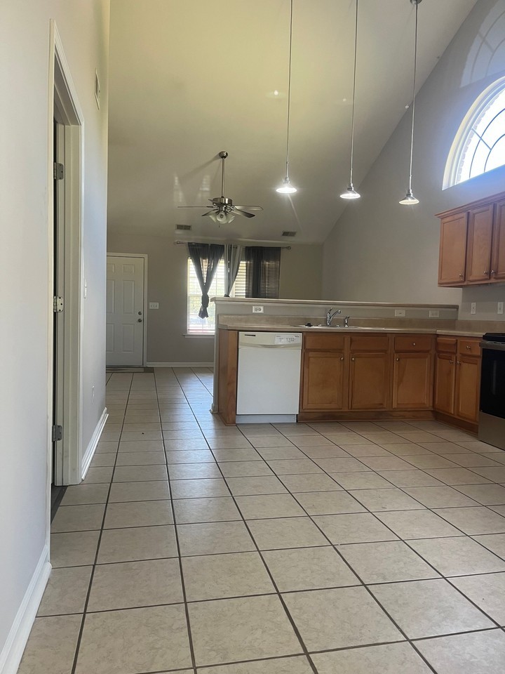 138 Cambridge Dr #E1 - Photo 2 of 21