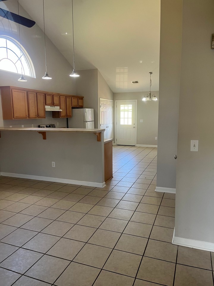 138 Cambridge Dr #E1 - Photo 3 of 21