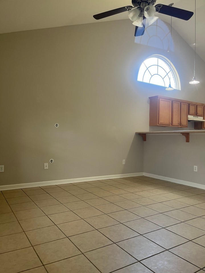 138 Cambridge Dr #E1 - Photo 4 of 21
