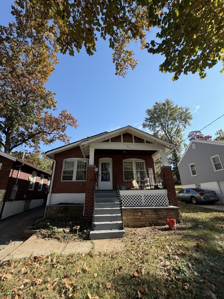 102 S Hartnett Ave - Photo 2 of 10