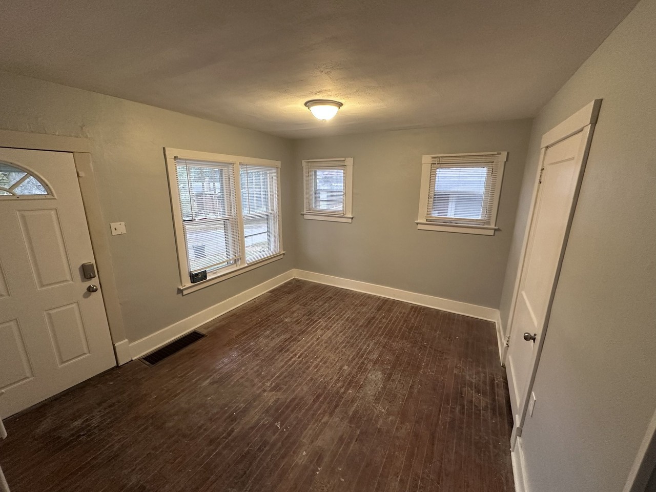 102 S Hartnett Ave - Photo 3 of 10