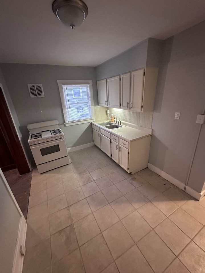 102 S Hartnett Ave - Photo 4 of 10