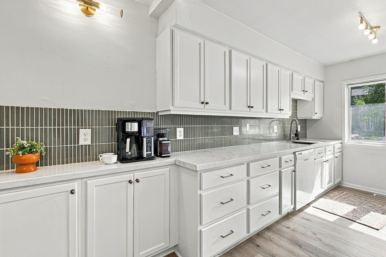 2228 Plaen View Dr - Photo 3 of 20