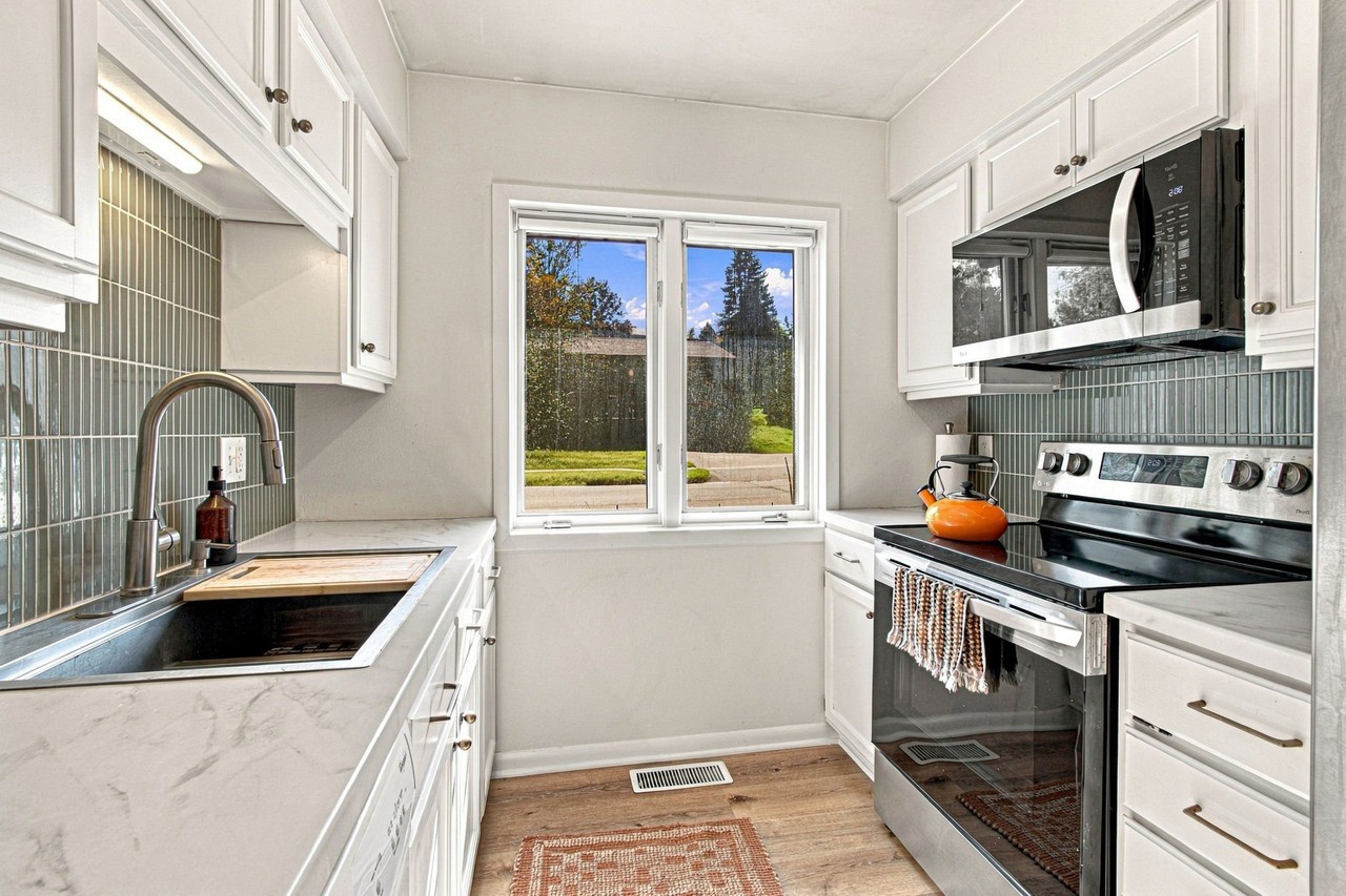 2228 Plaen View Dr - Photo 4 of 20