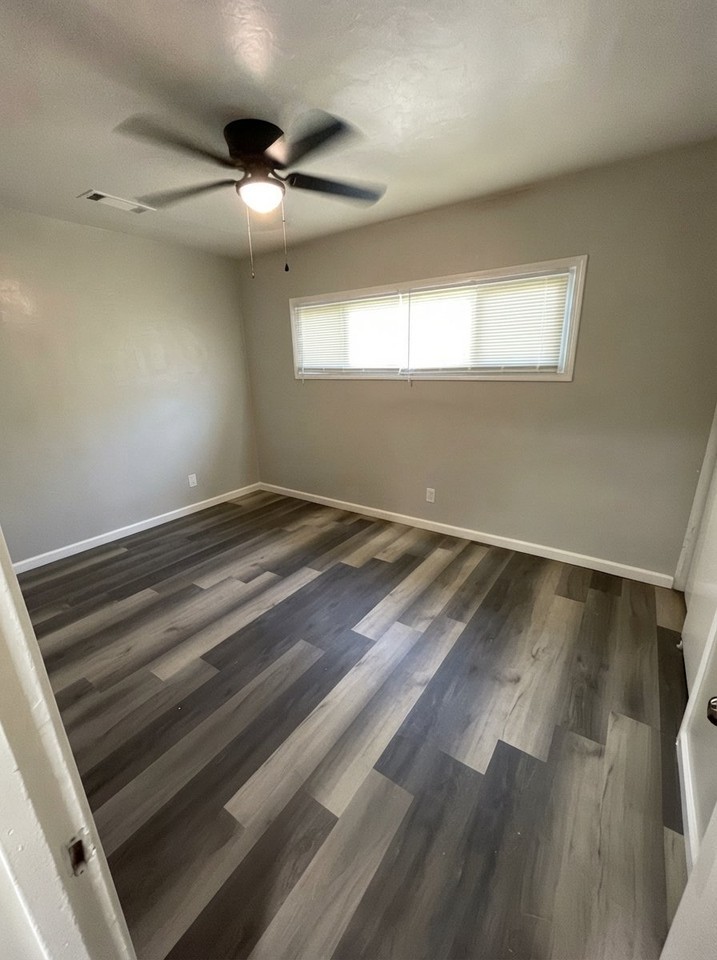 406 E Walnut Ave - Photo 4 of 6