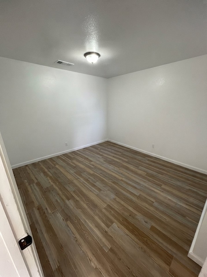 408 E Walnut Ave #102 - Photo 5 of 7