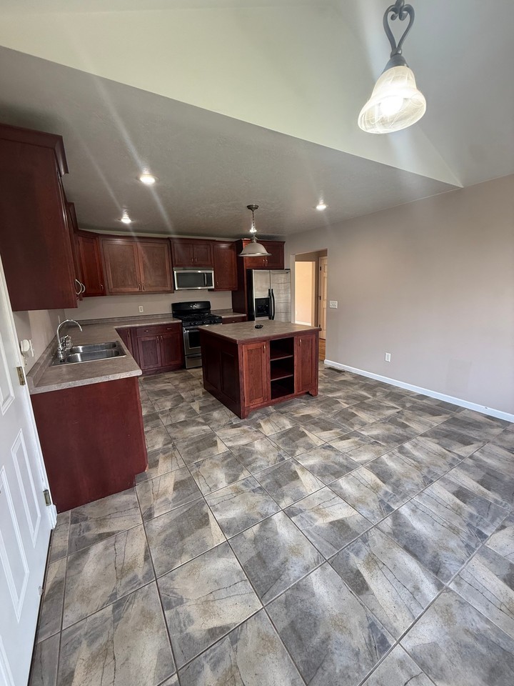 34358 Holkins Rd - Photo 3 of 17