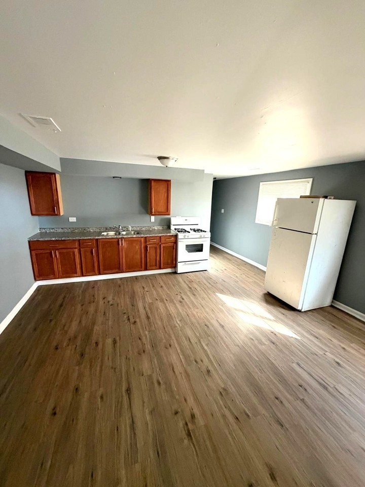 11537 S Peoria St - Photo 3 of 8