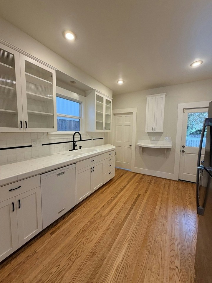 2848 SW Adams Street - Photo 3 of 10