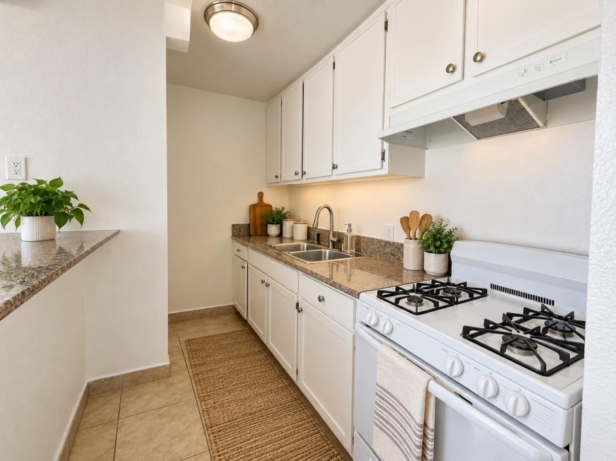 6961 Whitsett Ave - Photo 5 of 9