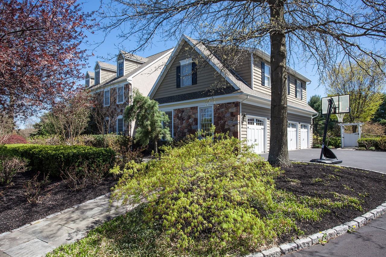 9 Crestwood Cir - Photo 3 of 25