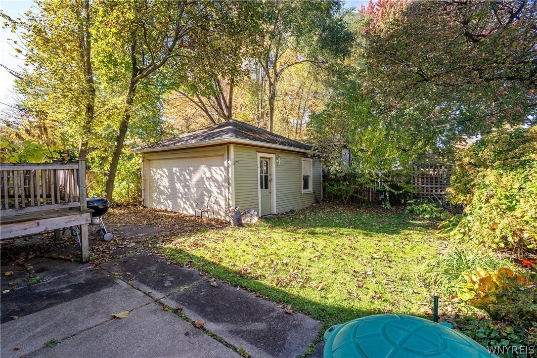 144 Wesley Ave - Photo 4 of 31