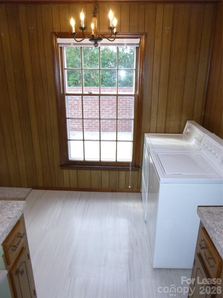 1300 Lomax Ave #D - Photo 7 of 11