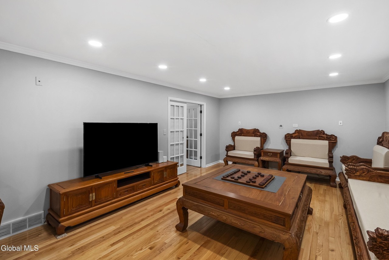 13 Laurel Dr - Photo 5 of 50