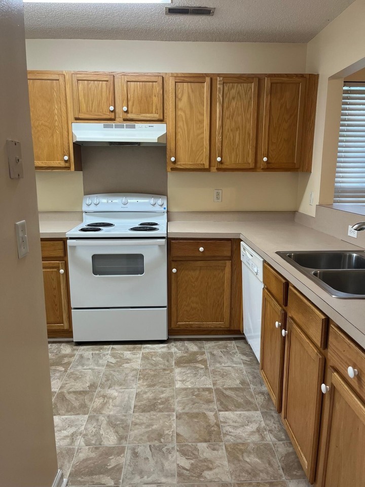 1008 Longview Dr - Photo 3 of 12