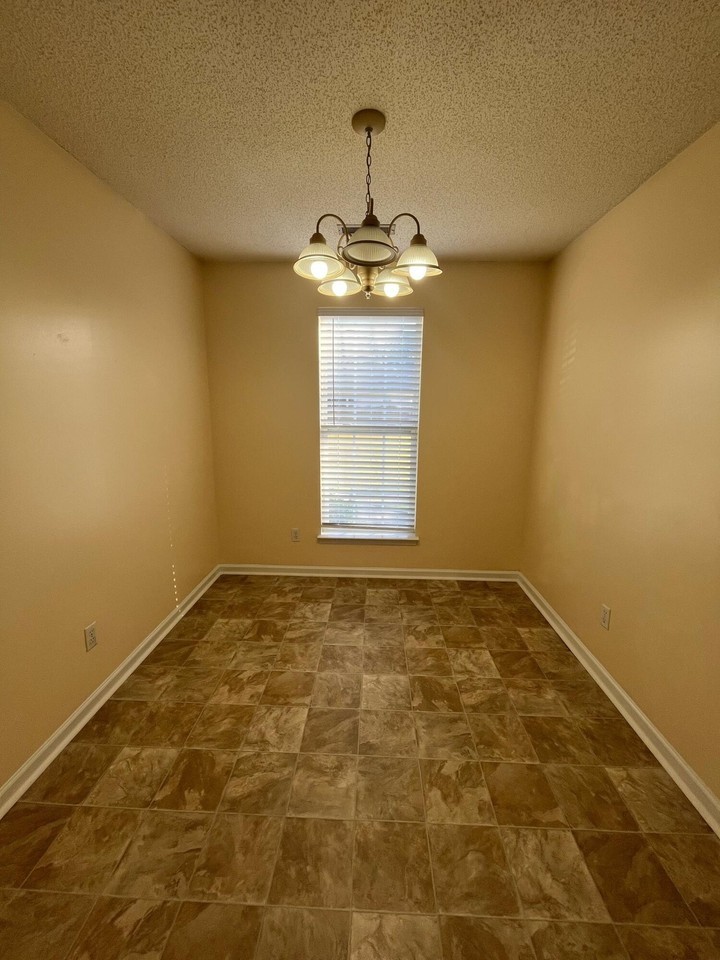 1008 Longview Dr - Photo 4 of 12