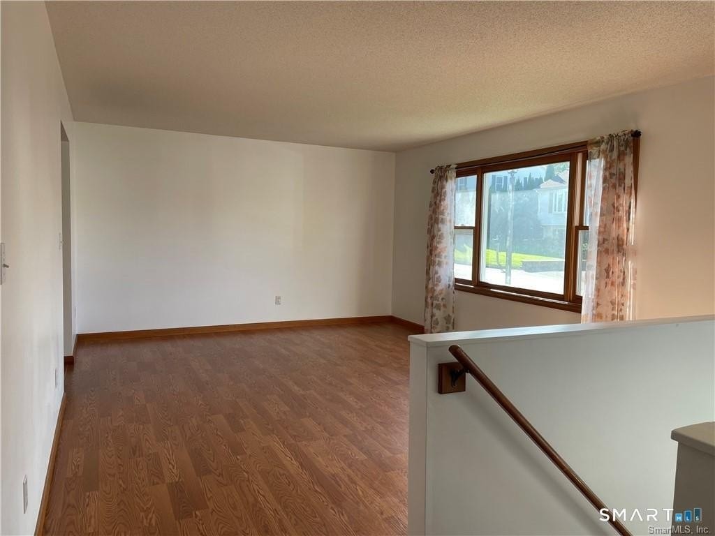 33 Gentile Pl - Photo 4 of 20