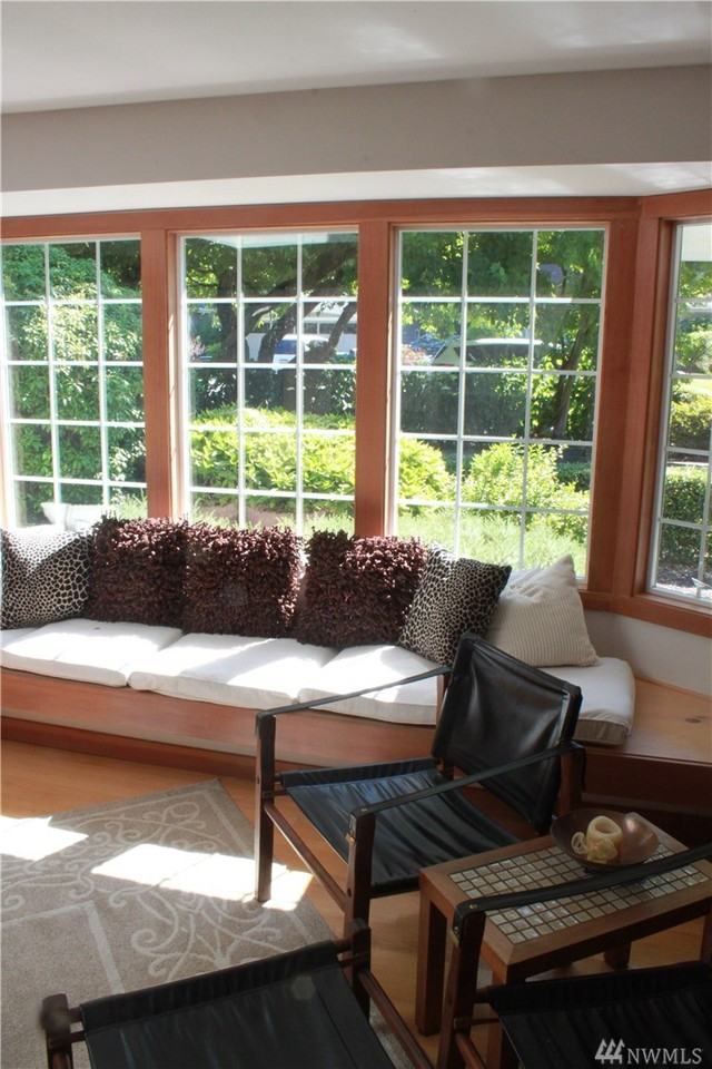 8055 45th Ave NE - Photo 3 of 19