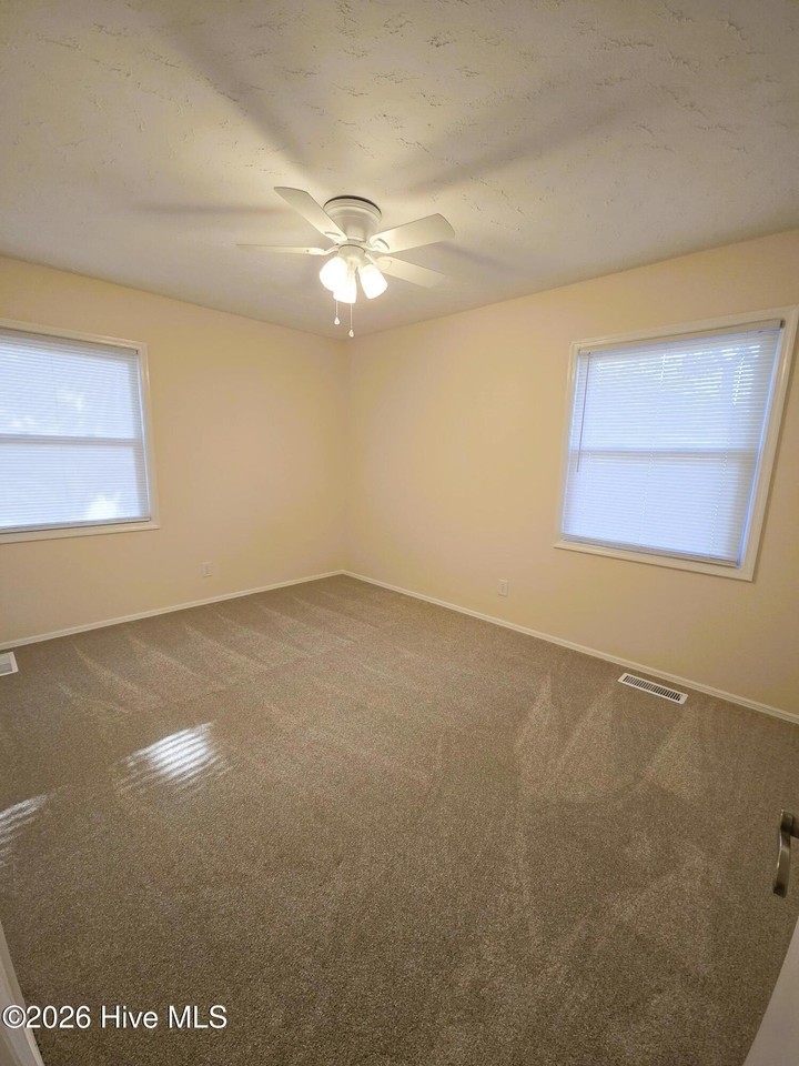 306 Greenview Dr - Photo 2 of 17